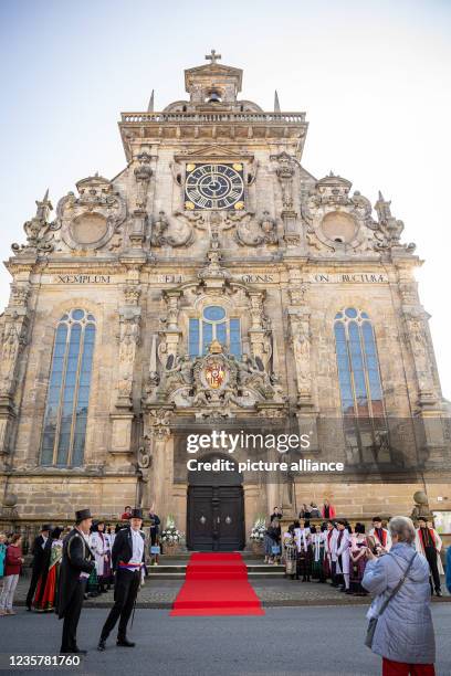 October 2021, Lower Saxony, Bückeburg: A red carpet lies in front of the Bückeburg Town Church for the church wedding of Prince Alexander and...