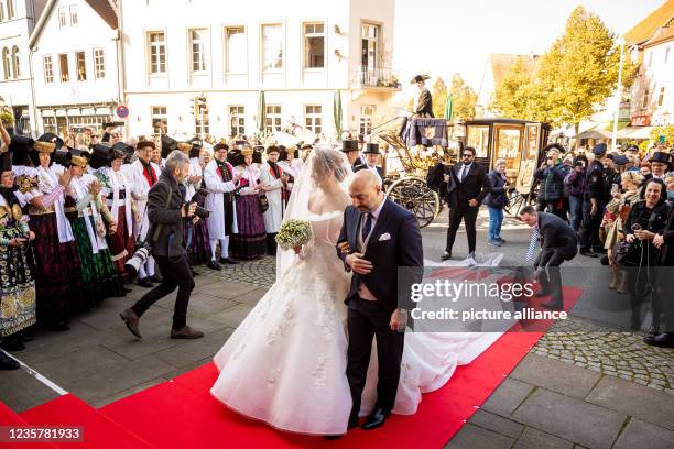 October 2021, Lower Saxony, Bückeburg: Princess Mahkameh zu Schaumburg-Lippe is led into the Bückeburg town church for the church wedding with...