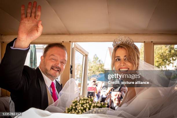 October 2021, Lower Saxony, Bückeburg: The groom, Prince Alexander zu Schaumburg-Lippe, and the bride, Princess Mahkameh zu Schaumburg-Lippe, sit in...