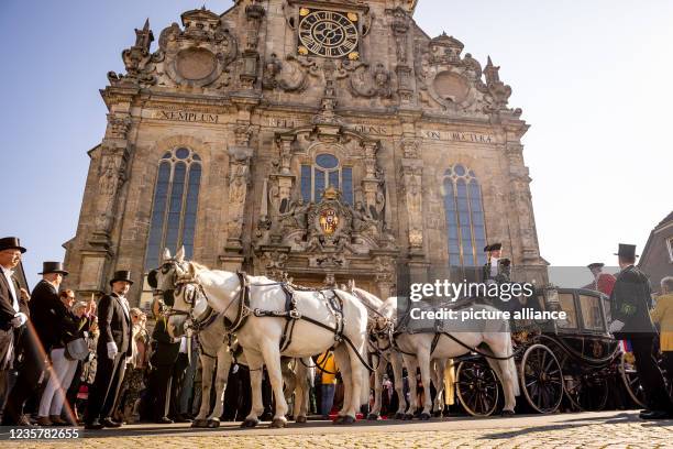 October 2021, Lower Saxony, Bückeburg: A carriage waits after the church wedding of Prince Alexander zu Schaumburg-Lippe and Princess Mahkameh in...