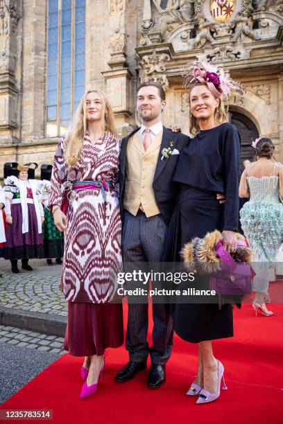 October 2021, Lower Saxony, Bückeburg: Maid of honor "Lilly" Princess zu Sayn-Wittgenstein-Berleburg arrives with son Heinrich Donatus Erbrinz zu...