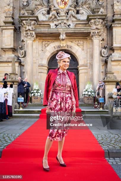 October 2021, Lower Saxony, Bückeburg: Stephanie von Pfuel arrives at the church wedding of Prince Alexander zu Schaumburg-Lippe and Princess...