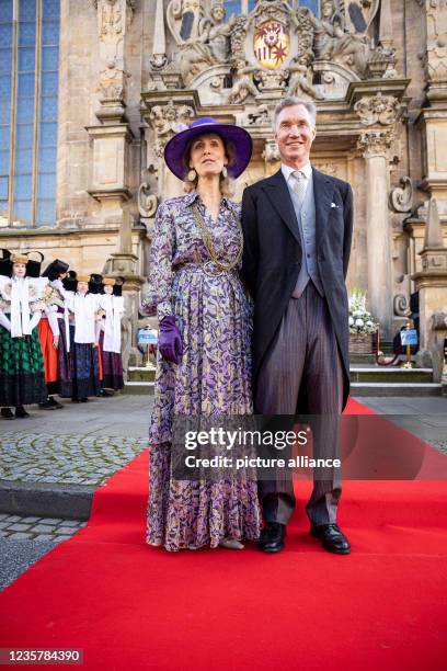 October 2021, Lower Saxony, Bückeburg: Princess Sibilla and Prince Guillaume of Luxembourg arrive at the City Church for the church wedding of...