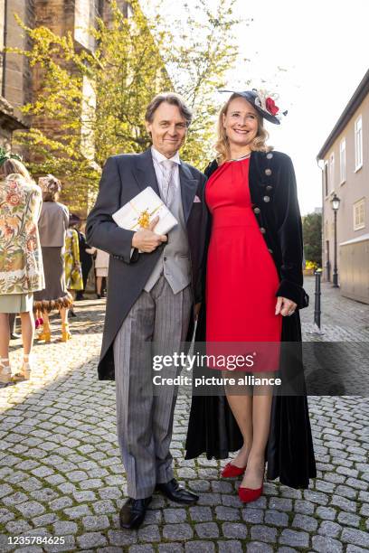 October 2021, Lower Saxony, Bückeburg: Wolfgang Bahro, actor and cabaret artist, and wife Barbara arrive at the Stadtkirche for the church wedding of...