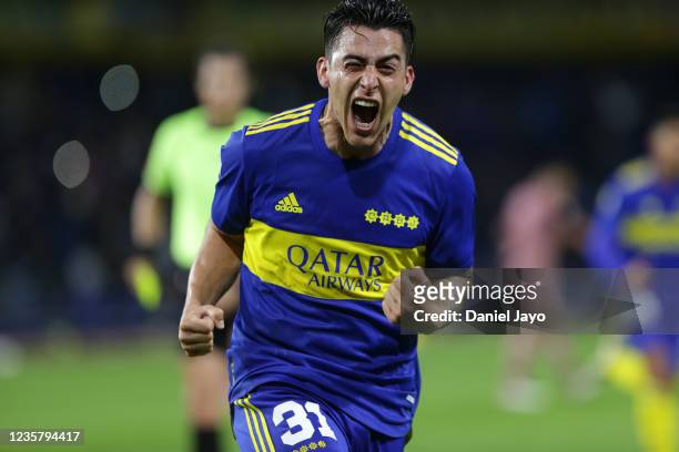 Cristian Pavon of Boca Juniors celebrates after scoring the fourth goal of his team during a match between Boca Juniors and Lanus as part of Torneo...