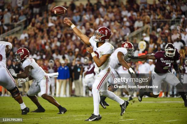 Alabama Crimson Tide quarterback Bryce Young throws downfield during first half action during a game between the Alabama Crimson Tide and the Texas...