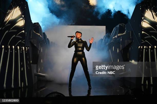 Kim Kardashian West" Episode 1807 -- Pictured: Musical guest Halsey performs "I Am Not A Woman, I'm A God" on Saturday, October 9, 2021 --
