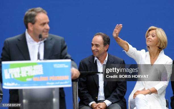 Le secrétaire général de l'UMP, Xavier Bertrand s'exprime aux côtés de la ministre de l'Enseignement supérieur et chef de file de l'UMP aux...