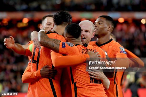 Virgil van Dijk of Holland celebrates 1-0 with Memphis Depay of Holland, Stefan de Vrij of Holland, Davy Klaassen of Holland, Denzel Dumfries of...