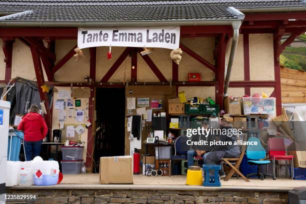 October 2021, Rhineland-Palatinate, Dernau: The writing" Tante Emma-Laden" hangs above a donation distribution point at the train station in Dernau....