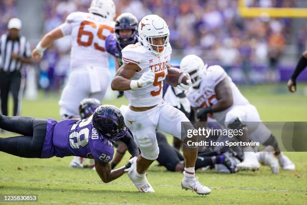 Texas Longhorns running back Bijan Robinson runs up field during the college football game between the Texas Longhorns and TCU Horned Frogs on...