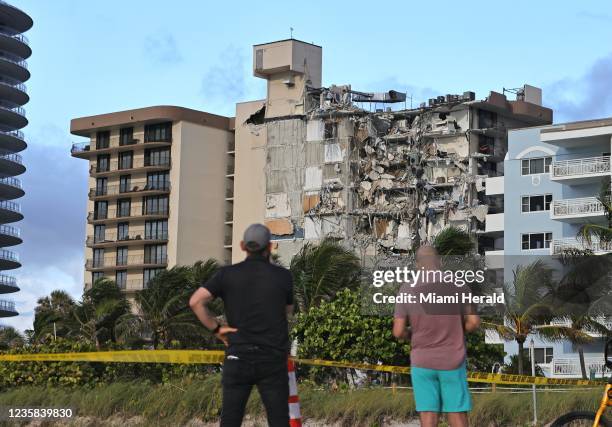 La gente observa los escombros en Champlain Towers South Condo en Surfside, ubicado en 8777 Collins Avenue, una parte del cual se derrumbÃ³ el jueves...