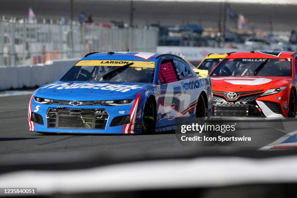 Kyle Larson, Hendrick Motorsports, Chevrolet Camaro HendrickCars.com leads Bubba Wallace, 23XI Racing, Toyota Camry Door Dash during the running of...