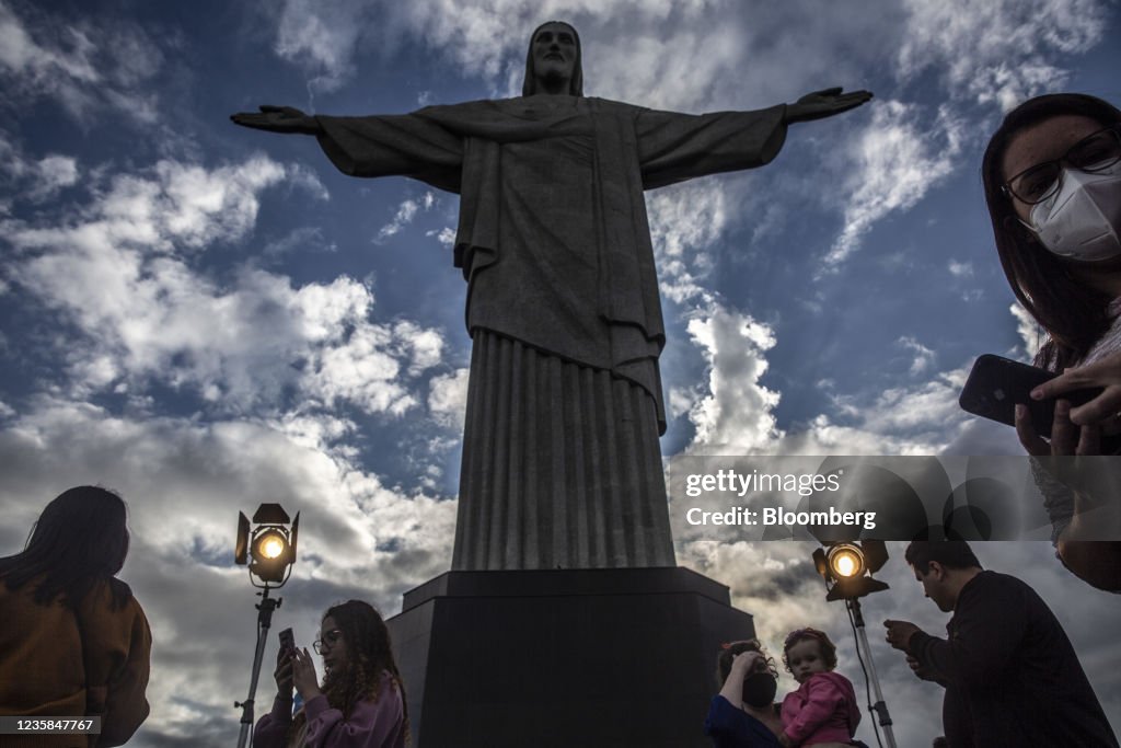 Tourists Gather For 90th Anniversary Of Christ The Redeemer Statue