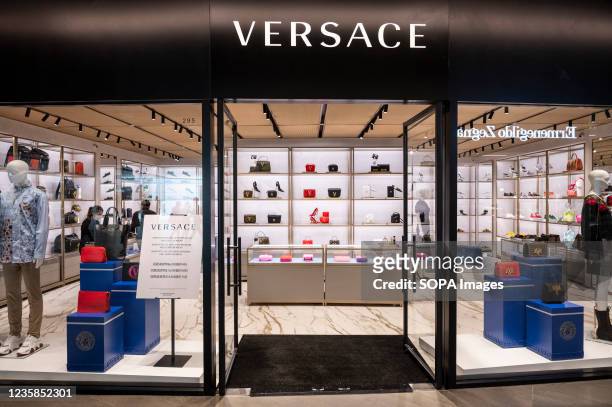 analogie Fantastisch vereist 5,280 Versace Store Photos and Premium High Res Pictures - Getty Images