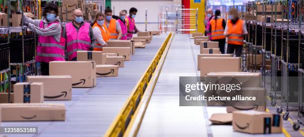 Sorting. Amazon Amazon Warehouse Employees Photos and Premium High Res Pictures - Getty ...