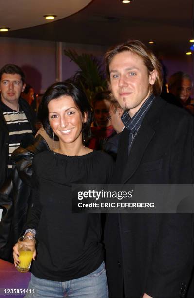 Les ex-lofteurs Fabrice et Laure posent pour le photographe, le 21 janvier 2002 à Paris, avant d'assister à la projection en avant-première du film...