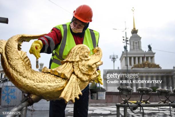 Municipal worker cleans the Druzhba Narodov fountain at the All-Russia Exhibition Centre as part of the city's preparations for winter in Moscow on...