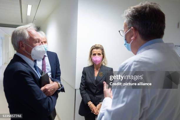 October 2021, Hessen, Frankfurt/Main: Christian Brandts , Director of the UCT Frankfurt, talks to Anne-Sophie Mutter, President of German Cancer Aid...