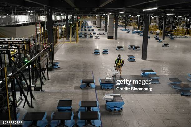 Robots sort and transport packages at the Amazon Air Hub at the Cincinnati/Northern Kentucky International Airport in Hebron, Kentucky, U.S., on...