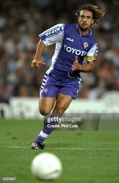 Gabriele Batistuta of Fiorentina in action against Barcelona during the UEFA Champions League group B match at the Nou Camp in Barcelona, Spain....