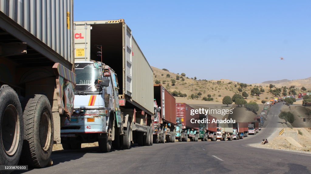 Trucks queue at Afghanistan-Pakistan border