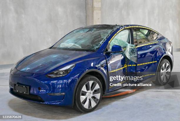 October 2021, Brandenburg, Grünheide: A Tesla Model Y side-impact test car is seen at a production hall of the Tesla Gigafactory during the open day....