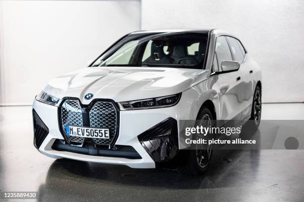 September 2021, Bavaria, Garching: A BMW iX is seen during a BMW press event. Photo: Matthias Balk/dpa