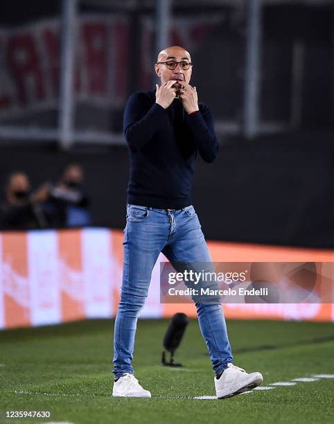 Paolo Montero coach of San Lorenzo gives instructions to his team players during a match between River Plate and San Lorenzo as part of Torneo Liga...