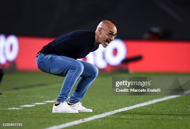 Paolo Montero coach of San Lorenzo gives instructions to his team players during a match between River Plate and San Lorenzo as part of Torneo Liga...