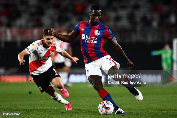 Cristian Zapata of San Lorenzo drives the ball during a match between River Plate and San Lorenzo as part of Torneo Liga Profesional 2021 at Estadio...