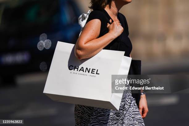 881 Chanel Shopping Bags Bilder und Fotos - Getty Images