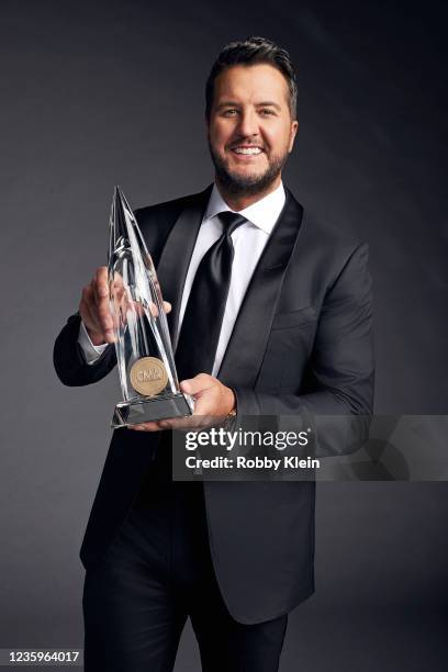 S "The 55th Annual CMA Awards" stars Luke Bryan.