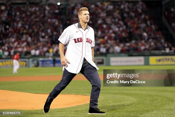 Former Boston Red Sox player Jonathan Papelbon throws out the ceremonial first pitch prior to Game 3 of the ALCS between the Houston Astros and the...