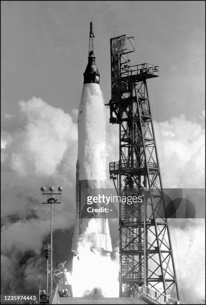 Picture taken on February 21, 1962 in Cap Canaveral of the takeoff of the Atlas rocket carrying the "Mercury" capsule, in which the American...