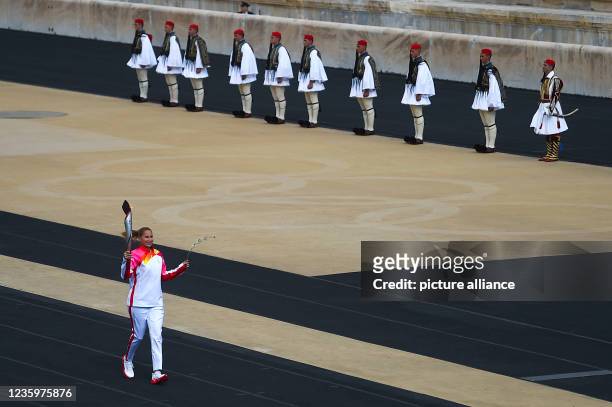 October 2021, Greece, Athen: Greece's Olympic water polo champion Evangelia Moraitidou holds the torch during the ceremony to hand over the flame for...
