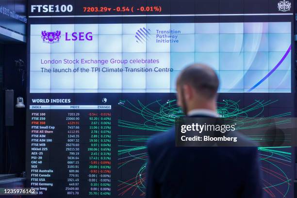 Stock Bell Ringing 4,465 Stock Exchange Bell Ringing Stock Photos, High-Res Pictures, and ...