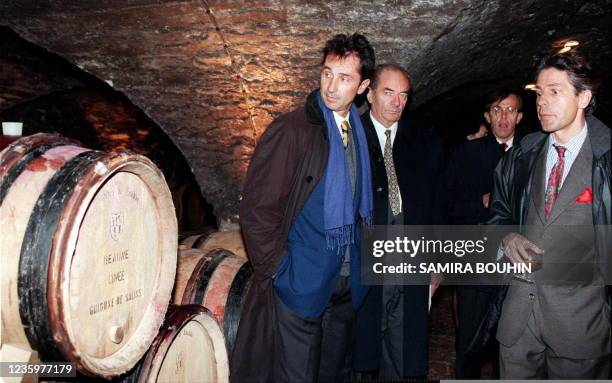 L'acteur Thierry Lhermitte visite en compagnie du maire de Beaune, Alain Sugenot , la cave des hospices, le 16 novembre à Beaune, lors de la 137e...