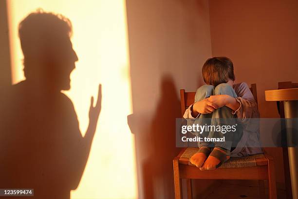 agressif parent - cruel photos et images de collection