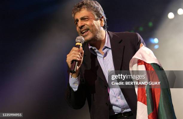 Le chanteur français Enrico Macias se produit, le 08 juin 2003 sur la scène du Zénith à Paris, lors du concert "Ensemble pour l'Algérie", organisé en...