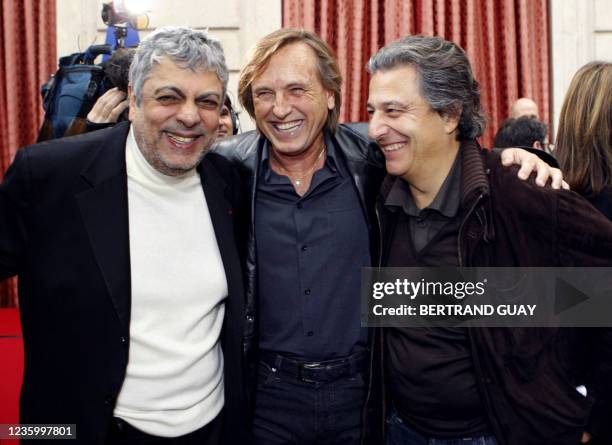 Acteur Christian Clavier , le chanteur Enrico Macias posent avec le réalisateur Alexandre Arcady , le 23 novembre 2007 au palais de l'Elysée à Paris,...