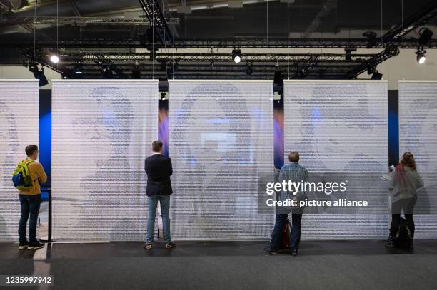 October 2021, Hessen, Frankfurt/Main: Visitors stand in front of the studio of the event series "The Blue Sofa" on the first day for trade visitors...