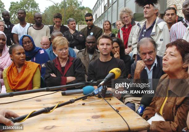 La députée de Guyane Christiane Taubira, la secrétaire nationale du Parti communiste Marie-George Buffet, le porte-parole de la Ligue communiste...