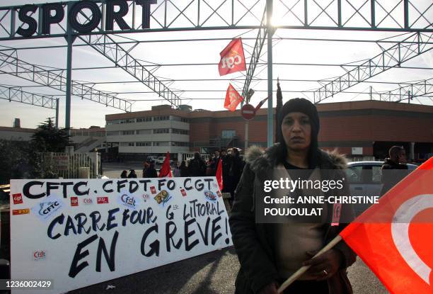 Djamila Fadhla, pose le 1er février 2008 à Marseille, devant l'hypermarché Carrefour où elle travaille comme caissière à plein temps, lors d'une...