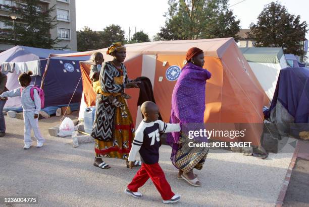 Dioh Camara accompagne ses enfants à l'école primaire Babeuf, le 02 septembre 2005 à Aubervilliers, pour la rentrée scolaire. La famille Camara et...