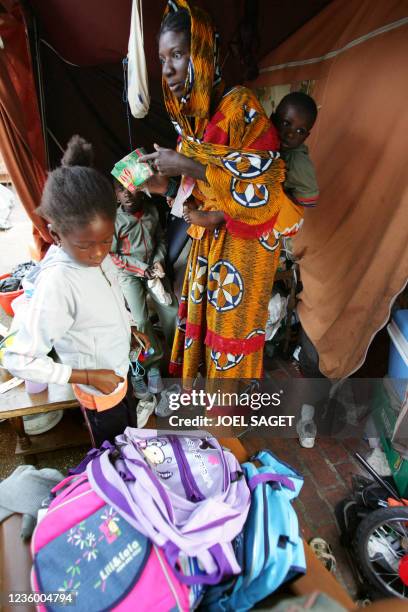 Dioh Camara prépare du thé à la menthe pour ses enfants avant de les accompagner à l'école primaire Babeuf, le 02 septembre 2005 à Aubervilliers,...