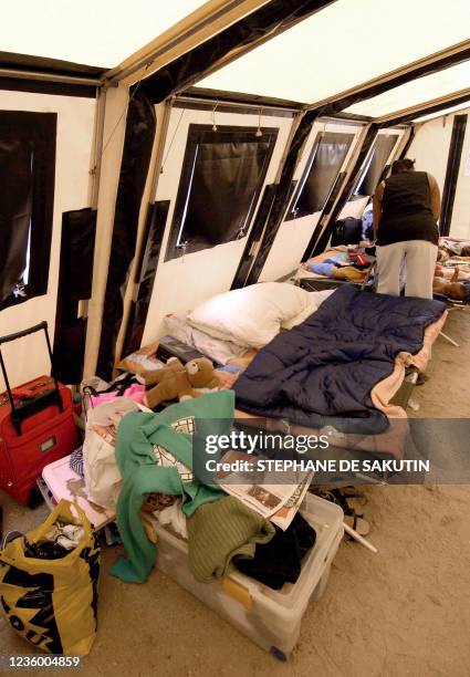 Une femme change son bébé sous une tente, le 05 septembre 2005 dans un campement provisoire, dit "de la Fraternité", installé dans le square de la...