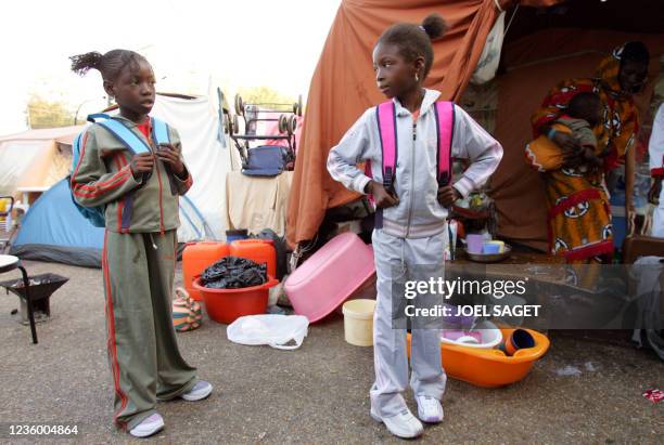 Kané , sept ans, et Moui , six ans, attendent leur mère Dioh Camara , pour aller à l'école primaire Babeuf, le 02 septembre 2005 à Aubervilliers,...