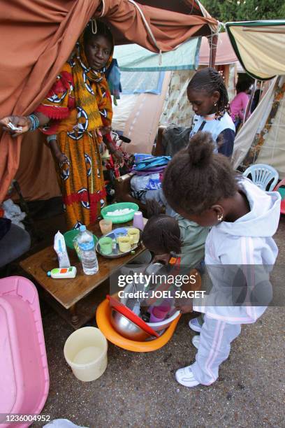 Dioh Camara et ses enfants se préparent avant d'aller à l'école primaire Babeuf, le 02 septembre 2005 à Aubervilliers, pour la rentrée scolaire. La...