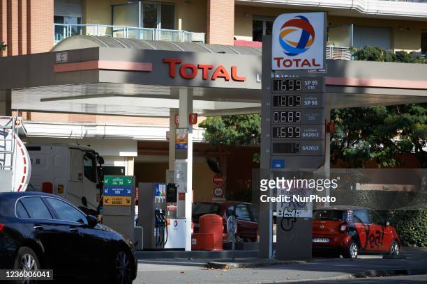 Gas station in toulouse : a liter of SP98 costs 1.809 and a liter of diesel costs 1,699. The French government prepares to announce a plan to help...